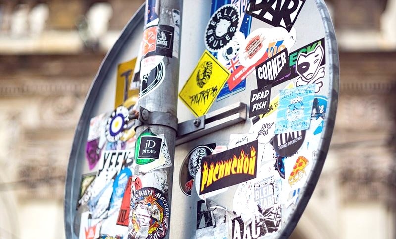 끈적임 없는 스티커 제거하는 법